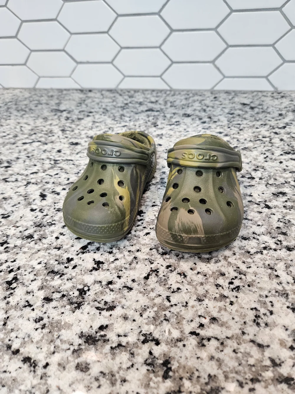 CROCS Kids Camouflage Green Fleece-Lined Clogs Size 7